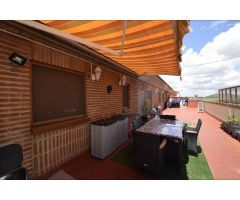 Estupendo piso con gran terraza y piscina comunitaria