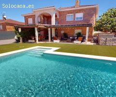 CHALET INDEPENDIENTE CON PISCINA Y AMPLIO JARDIN
