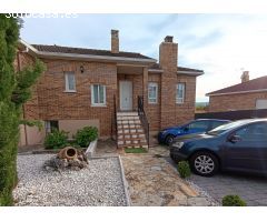 CHALET INDEPENDIENTE CON PISCINA Y AMPLIO JARDIN