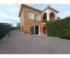 CHALET INDEPENDIENTE CON PISCINA Y AMPLIO JARDIN