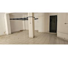 ### Local Versátil en Alquiler: Ideal para Almacenaje u Otros Usos, con Acceso Dual y Dos Baños