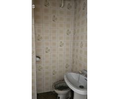 ### Local Versátil en Alquiler: Ideal para Almacenaje u Otros Usos, con Acceso Dual y Dos Baños