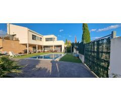CHALET EN URBANIZACIÓN CAMPO DE GOLF - LAYOS