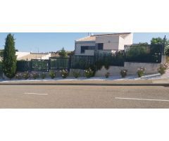 CHALET EN URBANIZACIÓN CAMPO DE GOLF - LAYOS