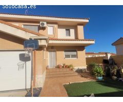 Chalet en venta en Nambroca – 2 plantas, 4 dormitorios, terraza con barbacoa y jardín privado