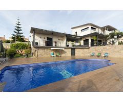 Preciosa villa con piscina en Roda de Berà