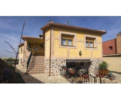 Chalet en Cobisa en venta – Casa rural de 4 estrellas con piscina y licencia turística