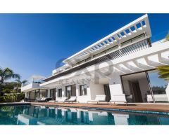 Modern brand new five bedroom villa with sea and golf views in La Quinta