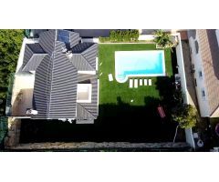 ¡Tu paraíso privado te espera en Los Barrios! Villa de lujo.