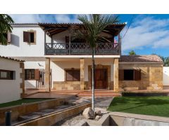 ¡MAGNÍFICO CHALET CON AMPLIAS ZONAS EXTERIORES EN TELDE!