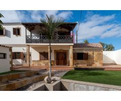 ¡MAGNÍFICO CHALET CON AMPLIAS ZONAS EXTERIORES EN TELDE!