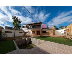 ¡MAGNÍFICO CHALET CON AMPLIAS ZONAS EXTERIORES EN TELDE!