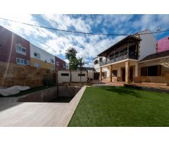¡MAGNÍFICO CHALET CON AMPLIAS ZONAS EXTERIORES EN TELDE!