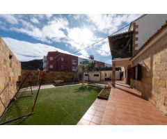 ¡MAGNÍFICO CHALET CON AMPLIAS ZONAS EXTERIORES EN TELDE!