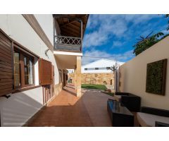 ¡MAGNÍFICO CHALET CON AMPLIAS ZONAS EXTERIORES EN TELDE!