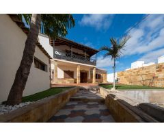 ¡MAGNÍFICO CHALET CON AMPLIAS ZONAS EXTERIORES EN TELDE!