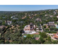 Exclusiva Casa en Molino de la Hoz, Las Rozas: Tu Refugio de Lujo en la Naturaleza