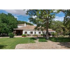 Exclusiva Finca de Recreo con Amplia Parcela y Vivienda de Lujo en Entorno Natural