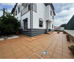 Magnífica casa pareada con amplio patio y zonas comunitarias.