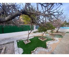 ¡Oportunidad única en La Cañada! Chalet con gran potencial!