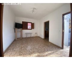 ¡Oportunidad única en La Cañada! Chalet con gran potencial!