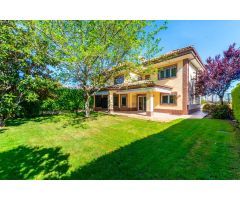 Chalet Pareado con Gran Potencial en Parcela de 600 m² – Ascensor, Jardín y Garaje