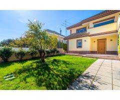 Chalet Pareado con Gran Potencial en Parcela de 600 m² – Ascensor, Jardín y Garaje