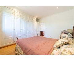 Chalet Pareado con Gran Potencial en Parcela de 600 m² – Ascensor, Jardín y Garaje