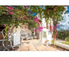VILLA DE ESTILO MEDITERRÁNEO CON VISTAS AL MAR