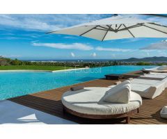 VILLA DE ESTILO MEDITERRÁNEO CON VISTAS AL MAR