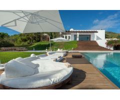 VILLA DE ESTILO MEDITERRÁNEO CON VISTAS AL MAR