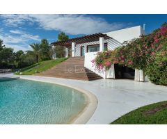 VILLA DE ESTILO MEDITERRÁNEO CON VISTAS AL MAR