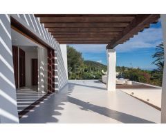 VILLA DE ESTILO MEDITERRÁNEO CON VISTAS AL MAR