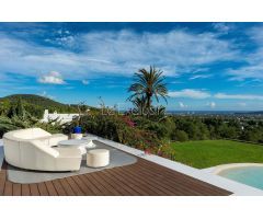 VILLA DE ESTILO MEDITERRÁNEO CON VISTAS AL MAR