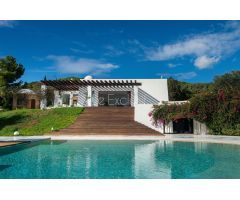 VILLA DE ESTILO MEDITERRÁNEO CON VISTAS AL MAR