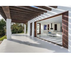 VILLA DE ESTILO MEDITERRÁNEO CON VISTAS AL MAR