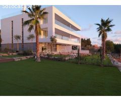 DISPONIBLE EN ALQUILER BAJO CON JARDÍN CON PISCINA PRIVADA. ES CAP MARTINET