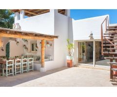 VILLA  DE ARQUITECTURA TRADICIONAL IBICENCA DISPONIBLE EN ALQUILER VACACIONAL
