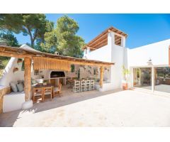 VILLA  DE ARQUITECTURA TRADICIONAL IBICENCA DISPONIBLE EN ALQUILER VACACIONAL