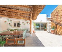 VILLA  DE ARQUITECTURA TRADICIONAL IBICENCA DISPONIBLE EN ALQUILER VACACIONAL