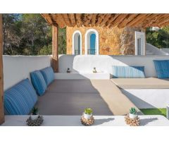 VILLA  DE ARQUITECTURA TRADICIONAL IBICENCA DISPONIBLE EN ALQUILER VACACIONAL