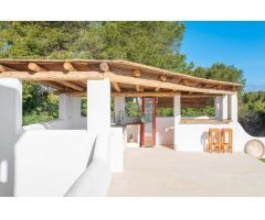 VILLA  DE ARQUITECTURA TRADICIONAL IBICENCA DISPONIBLE EN ALQUILER VACACIONAL