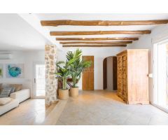 VILLA  DE ARQUITECTURA TRADICIONAL IBICENCA DISPONIBLE EN ALQUILER VACACIONAL