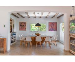 VILLA  DE ARQUITECTURA TRADICIONAL IBICENCA DISPONIBLE EN ALQUILER VACACIONAL