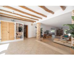 VILLA  DE ARQUITECTURA TRADICIONAL IBICENCA DISPONIBLE EN ALQUILER VACACIONAL