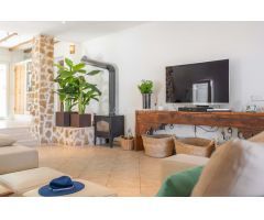 VILLA  DE ARQUITECTURA TRADICIONAL IBICENCA DISPONIBLE EN ALQUILER VACACIONAL