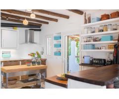 VILLA  DE ARQUITECTURA TRADICIONAL IBICENCA DISPONIBLE EN ALQUILER VACACIONAL
