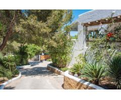 VILLA  DE ARQUITECTURA TRADICIONAL IBICENCA DISPONIBLE EN ALQUILER VACACIONAL