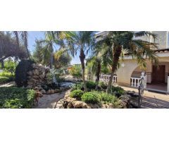 SE VENDE LUJOSA VILLA  EN ZONA COTIZADA EN ELCHE / ALICANTE