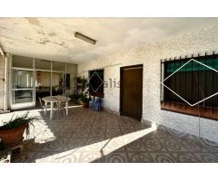 CHALET EN VALVERDE UNA DE LAS ZONAS MAS BUSCADA DE ELCHE/ ALICANTE,  IDEAL PARA PONERLO A TU GUSTO !
